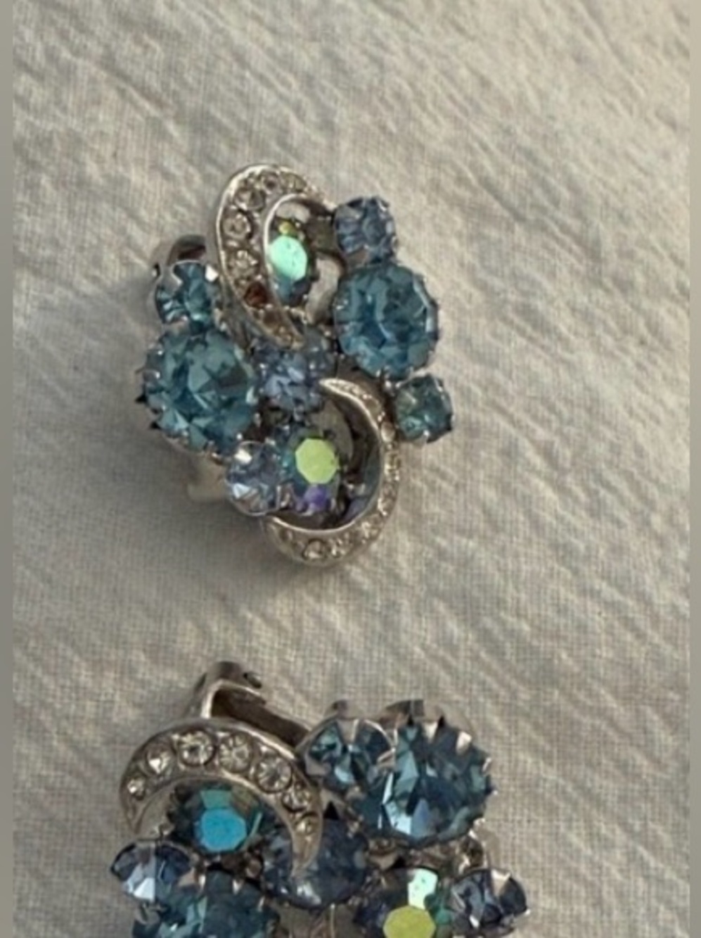 RARE KRAMER New York Ice Blue & Aurora Borealis 50’s Vintage Clip Earrings - Picture 4 of 6